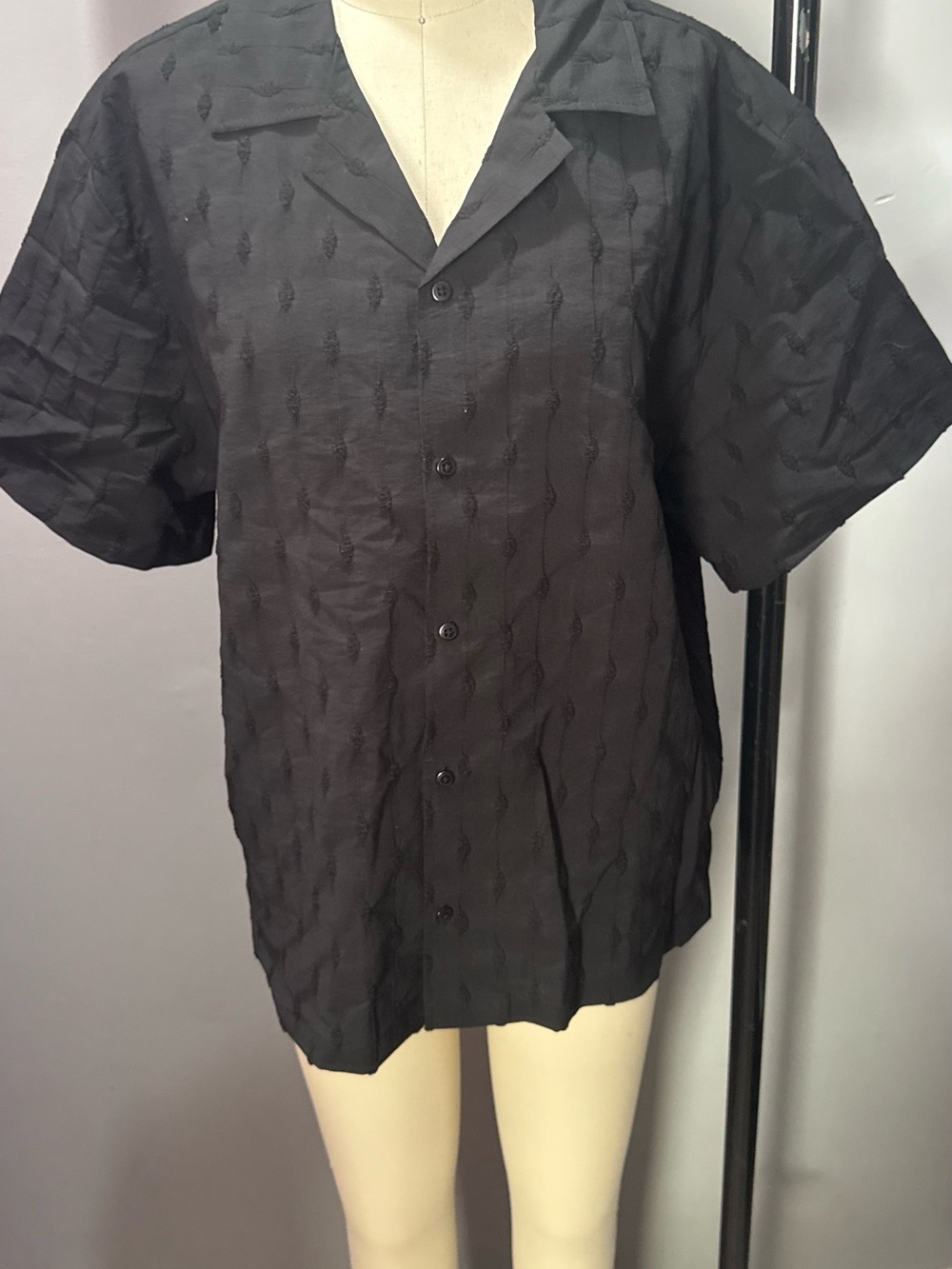 Forever 21 Men's Black Short-Sleeve Button-Front Camp Shirt - Picture 3 of 6